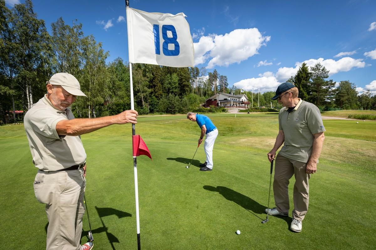 Yhteisvastuugolf järjestetään tänä kesänä Gumbölessä. Hannu Niemelän (vas.), Markku Ignatiuksen ja Ari Lassilan toi mukaan yhteinen harrastus.