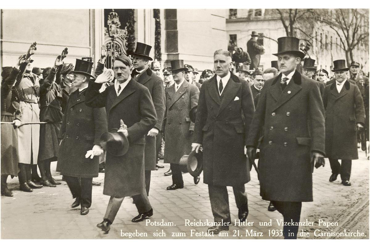 Valtakunnankansleriksi valittu Adolf Hitler kävelee Potsdamin kaduilla varakansleri Franz von Papenin seurassa palatessaan virkaanasettajaisseremoniasta varuskuntakirkosta. Papen uskoi hyötyvänsä Hitleristä. Hän kieltäytyi kuolemaansa asti myöntämästä omaa rooliaan Hitlerin valtaannousussa.