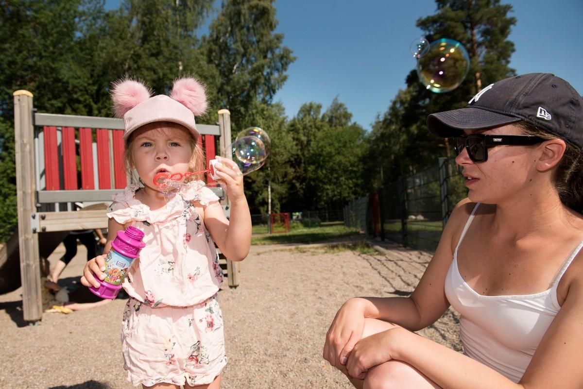 Sarah Saxman ja äiti Reija Luhtala ovat käyneet kesällä Ilolan seurakuntakodilla muutaman kerran viikossa.