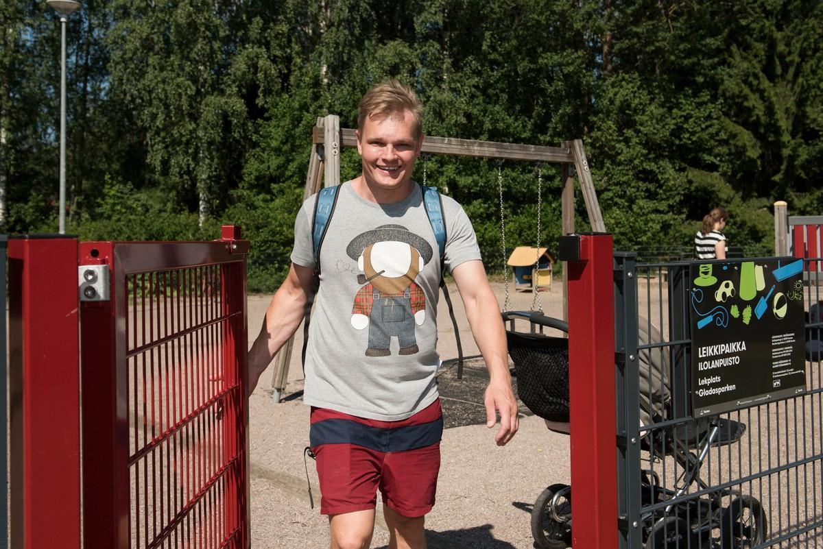 Jokke Pulkkinen on potkinut lasten kanssa palloa ja järjestänyt liikunnan iloa Ilolan seurakuntakodilla.