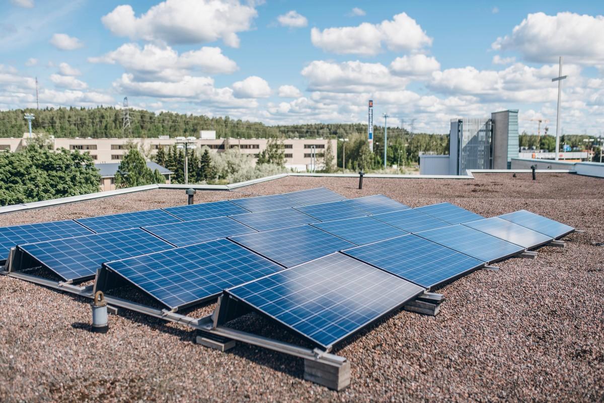 Hämeenkylän kirkon katolla on 20 aurinkopaneelia. Kirkko saa niiden kautta osan käyttämästään energiastaan noin kymmenenä kuukautena vuodesta.