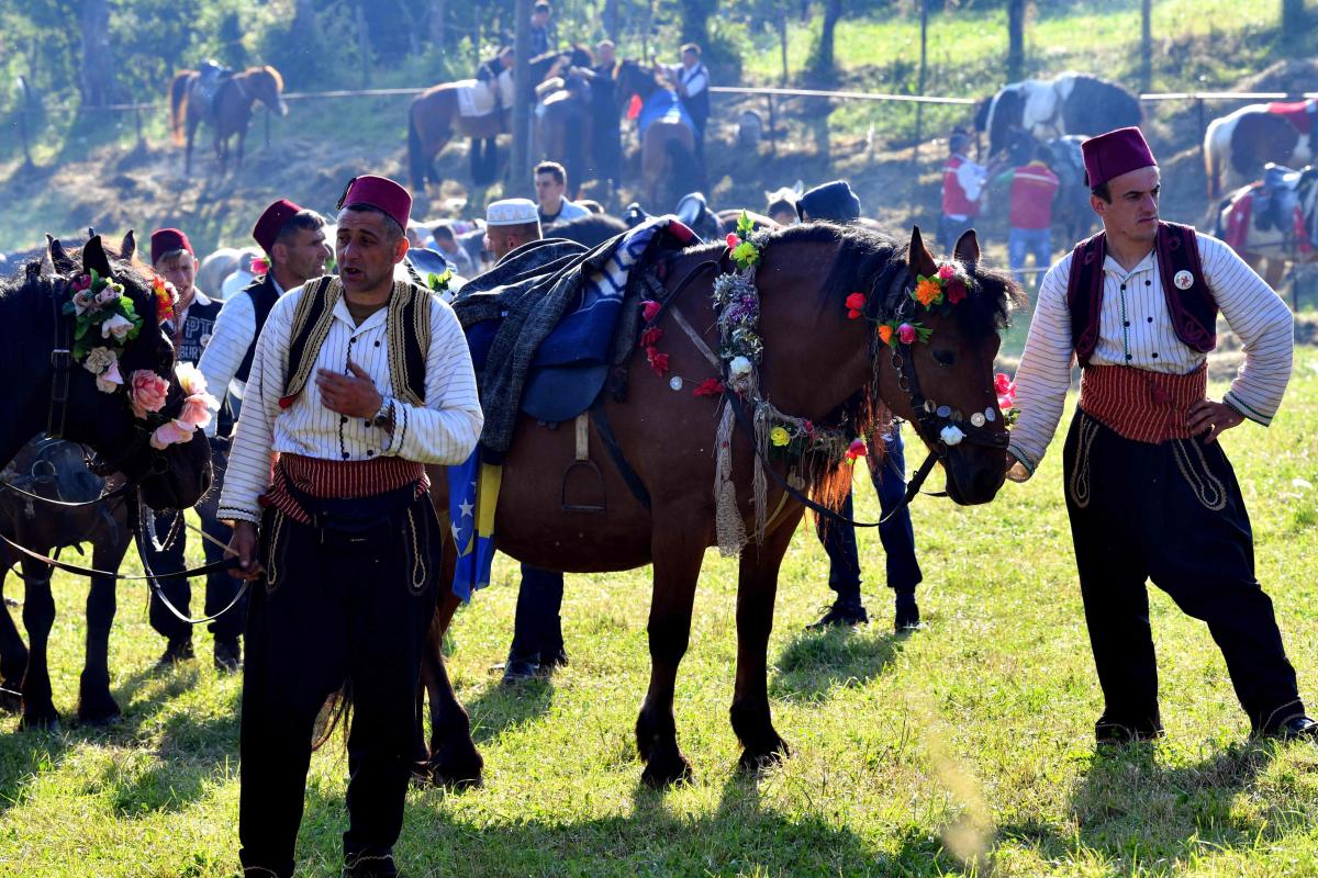 Bosnian muslimeita laitumella hevosineen. Tuhannet muslimit vaeltavat vuosittain keskiaikaiseen Prusacin kaupunkiin Bosnia-Hertsegovinassa. He osallistuvat Euroopan suurimpaan islamilaiseen pyhiinvaellukseen Ajvatovicaan. Tänä vuonna juhlaa vietettiin 509. kertaa. Pyhiinvaeltajat kokoontuvat paikalle, jossa he uskovat vanhan miehen rukouksen johtaneen ison kiven murtumiseen. Mies nimeltä Ajvaz-Dedo rukoili Jumalaa 40 vuorokauden ajan, kunnes viimeisenä päiväni kivi halkesi ja kuivuudesta kärsineeseen kylään virtasi vettä. Maan 3,5-miljoonaisesta väestöstä noin 51 prosenttia on muslimeja.