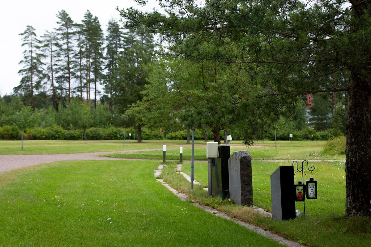 Honkanummen hautausmaan tunnustuksettomalla hauta-alueella on väljää.