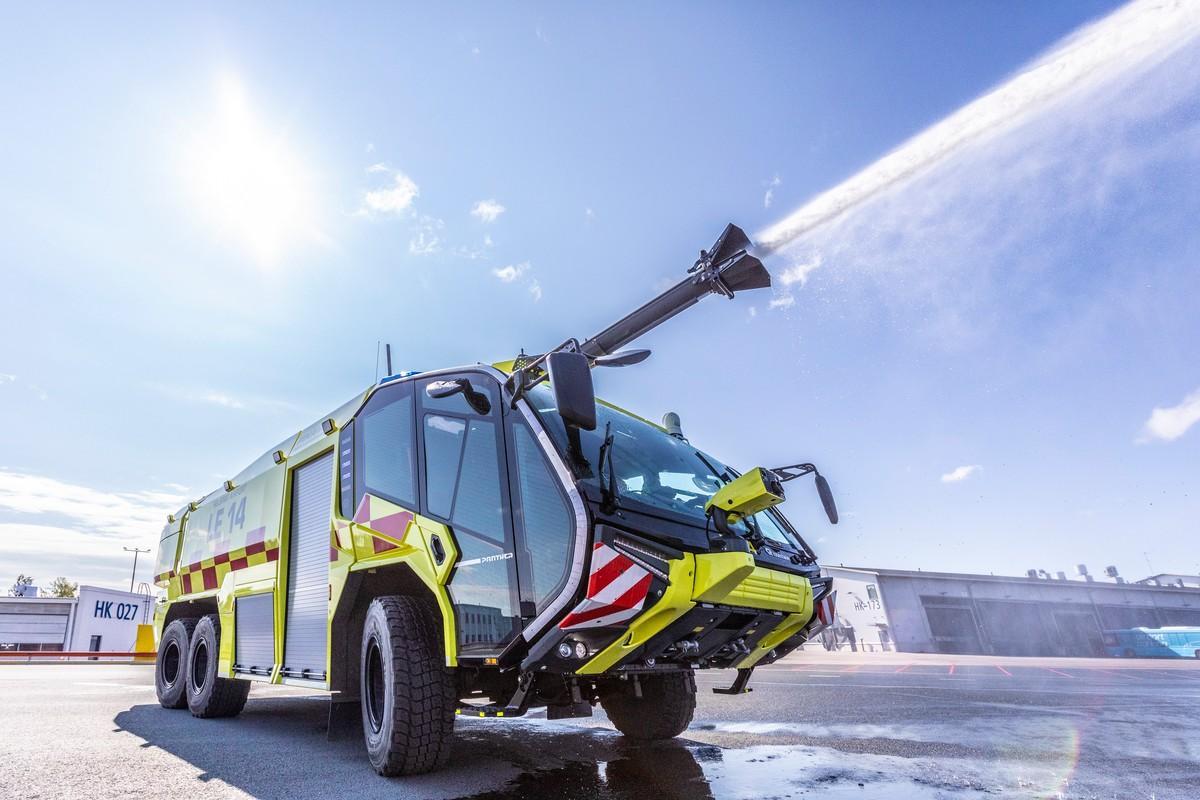 Rosenbauer Pantherin hinta on 665 000 euroa. Sen kattotykki ampuu täydellä teholla sadan metrin päähän.