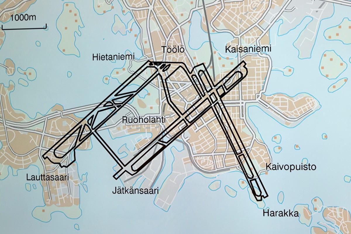 Helsinki-Vantaan lentoaseman kiitoradat asetettuna Helsingin kantakaupungin kartan päälle kertovat alueen mittakaavan.