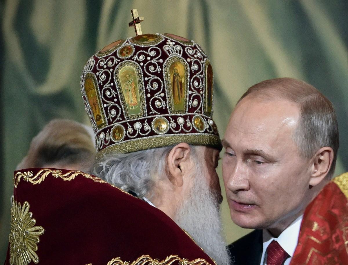 Venäjän ortodoksisen kirkon patriarkka Kirill tervehtii presidentti Vladimir Putinia pääsiäisenä huhtikuussa 2018.