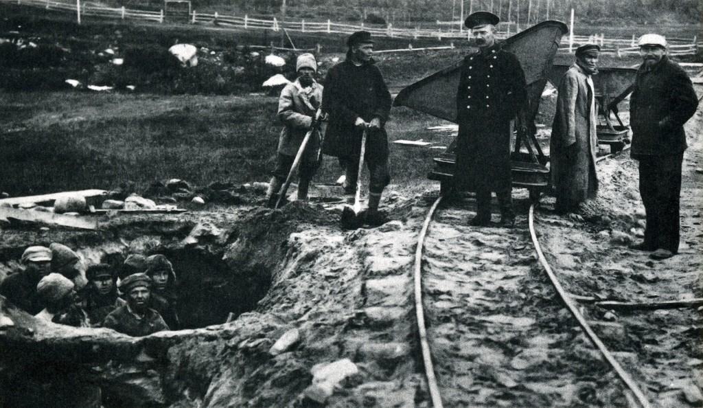 Vankeja kaivamassa savea tiilityömaalla Solovetskin saarella vuonna 1924 tai 1925.