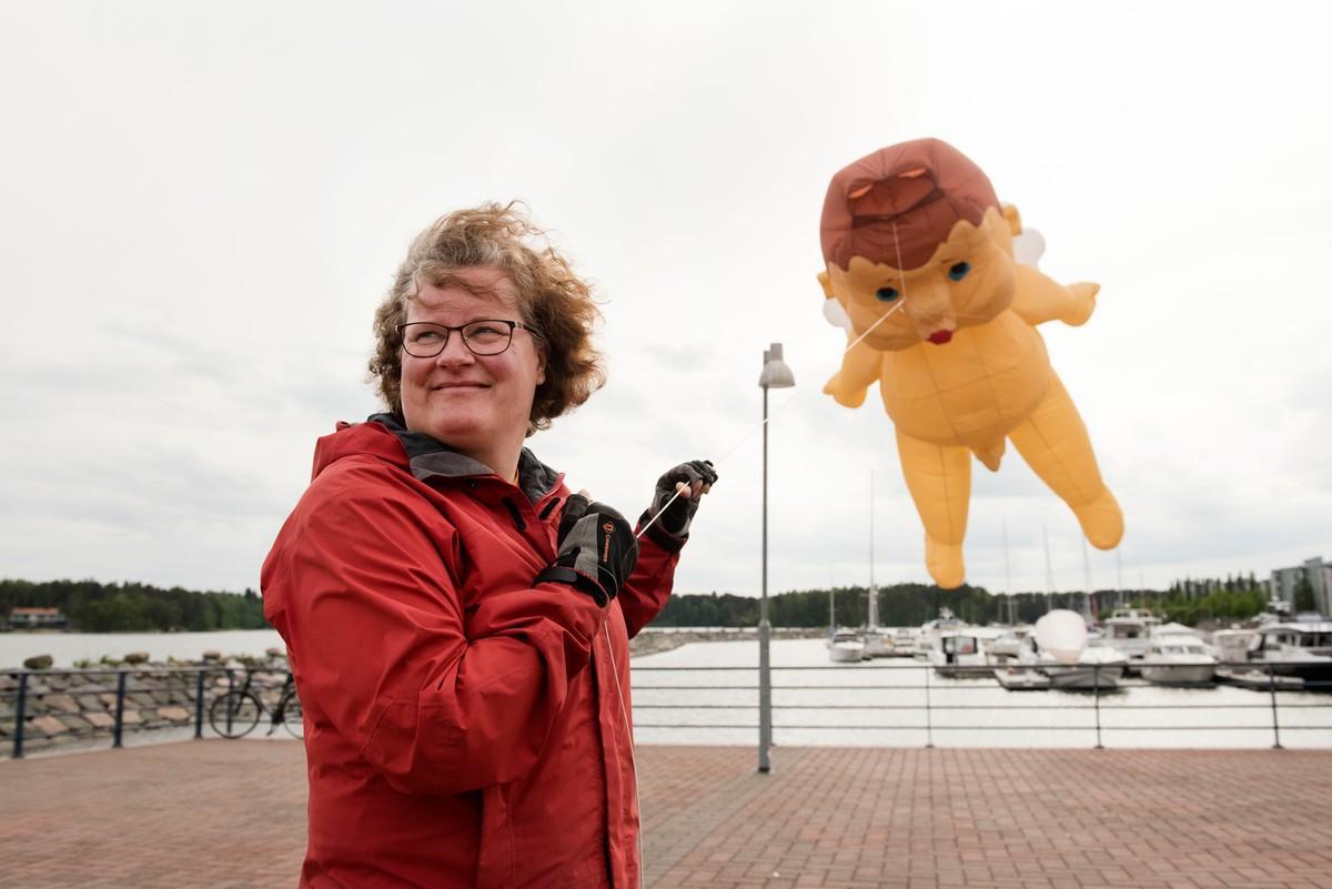 Marja Hjelt lennätti Kallea Vuosaaressa. Hänen kaikilla leijoillaan on nimi ja jostain syystä ne ovat kaikki poikia.