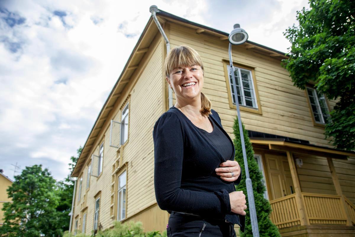 Tiina Finnberg ei koskaan hoida asiakkaansa asioita hänen tietämättään tai väkisin. Toisaalta hän uskaltaa huomauttaa asiakkaalleen aroistakin asioista. Kuva: Sirpa Päivinen