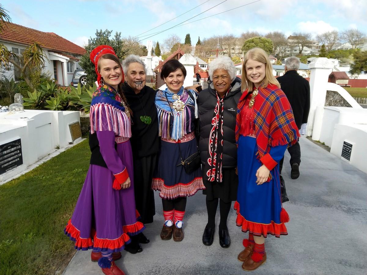 Helga West oli mukana alkuperäiskansoihin kuuluvien kristittyjen kokouksessa Uudessa-Seelannissa 2018. Kuvassa myös Norjan kirkon saamelaistyön sihteeri Risten Turi, Norjan kirkon pappi Hanne Punsvik Øygard sekä kaksi maorinaista. Alkuperäiskansojen kokemukset ovat samantapaisia kaikkialla. Kuva: Helga Westin kotialbumi.