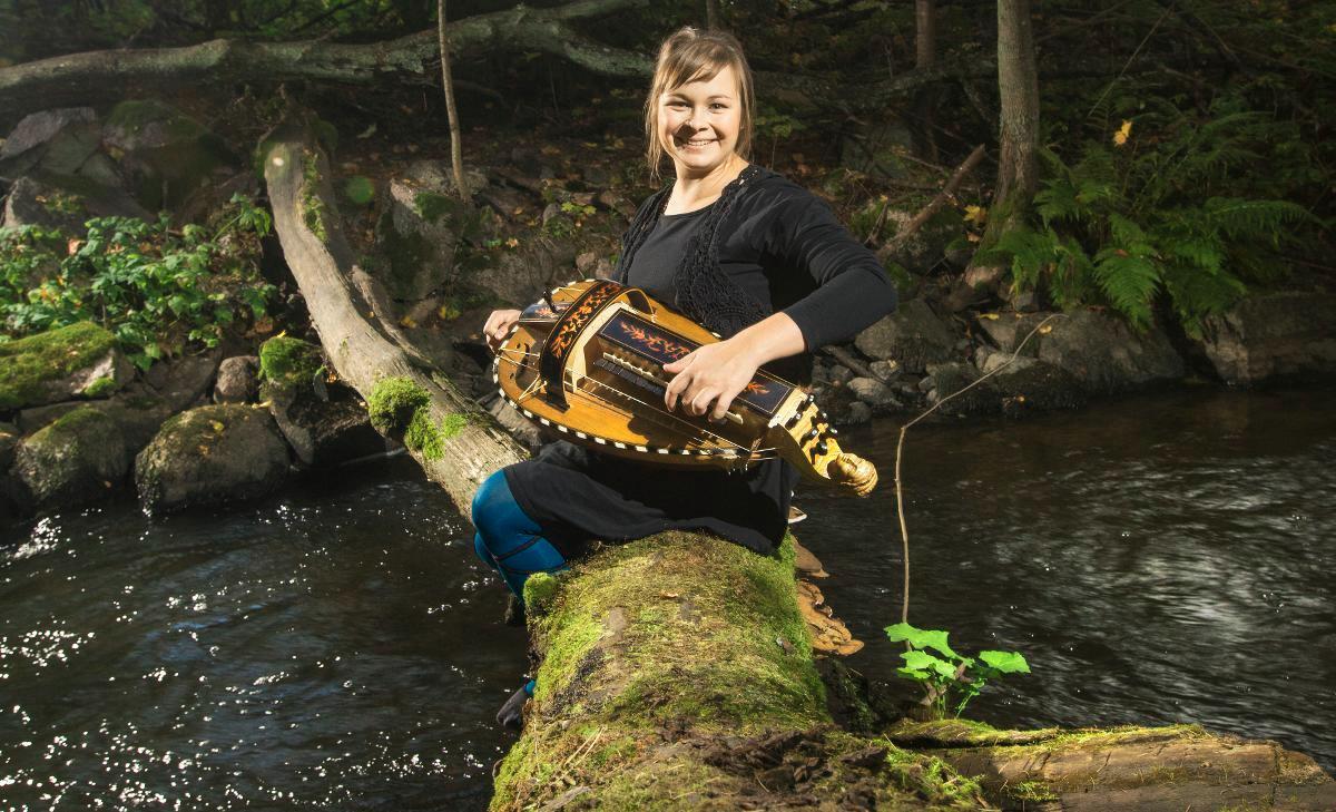 Kirsi Vinkin mielestä kansanmusiikissa ja virsissä on paljon yhteistä. Kuva: Jani Laukkanen