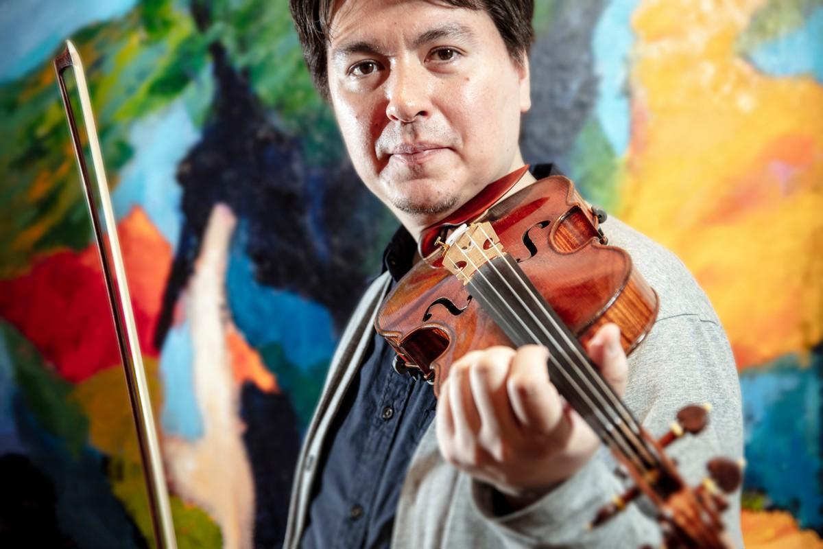 Janne Tateno soittaa usein lempimusiikkiaan Sibeliusta. Hän harjoittelee Suomessa käydessään sukulaisensa Pekka Holopaisen galleriatilassa.