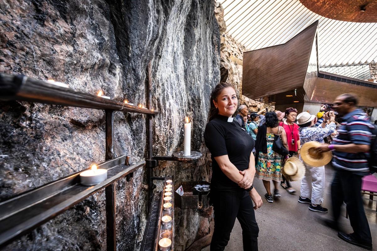 Temppeliaukion kirkossa on usein aikamoinen liikenne kun vierailijoita on tuhansia ja ihmiset keskittyvät pitkälti kuvaamiseen. Piia Klemi aloitti turisti- ja kauppakeskuspappina heinäkuun alussa.