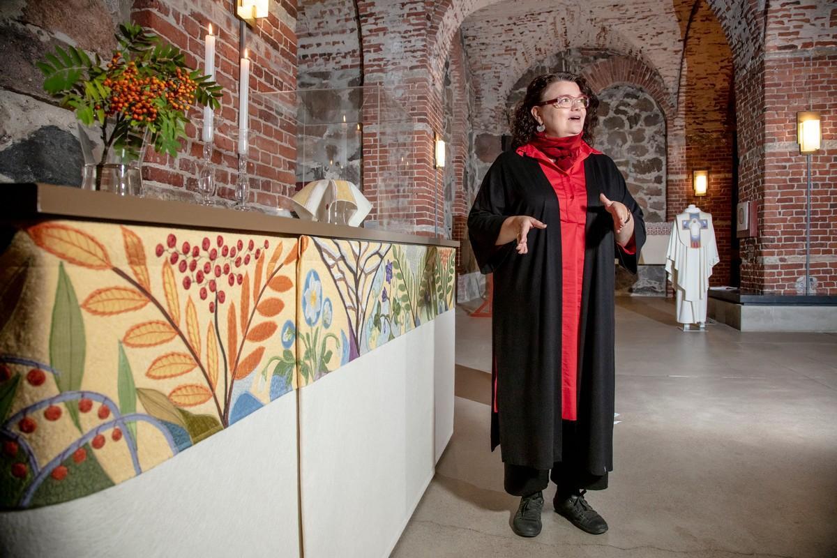 Pyhtään kirkon valkoiseen antependiumiin Helena Vaari on ommellut 20 kilometriä lankaa. Kuva-aiheena on kirkkovuosi ja pihlajan vuodenajat. Alttarin malli rakennettiin näyttelyä varten luonnollisessa koossa.