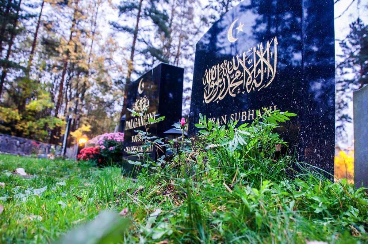 Muslimit asettavat hautakiven paikoilleen noin vuoden kuluttua hautajaisista. Kuva Ruskeasannan hautausmaalta. Kuva: Timo Saarinen