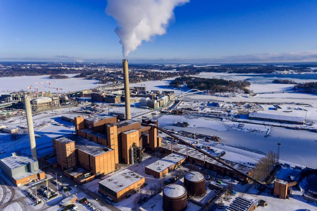 Kivihiiltä käyttävä Hanasaaren voimalaitos Helsingissä suljetaan vuoden 2024 loppuun mennessä. Se korvataan biolämpökeskuksilla ja muulla uusiutuvalla energialla.