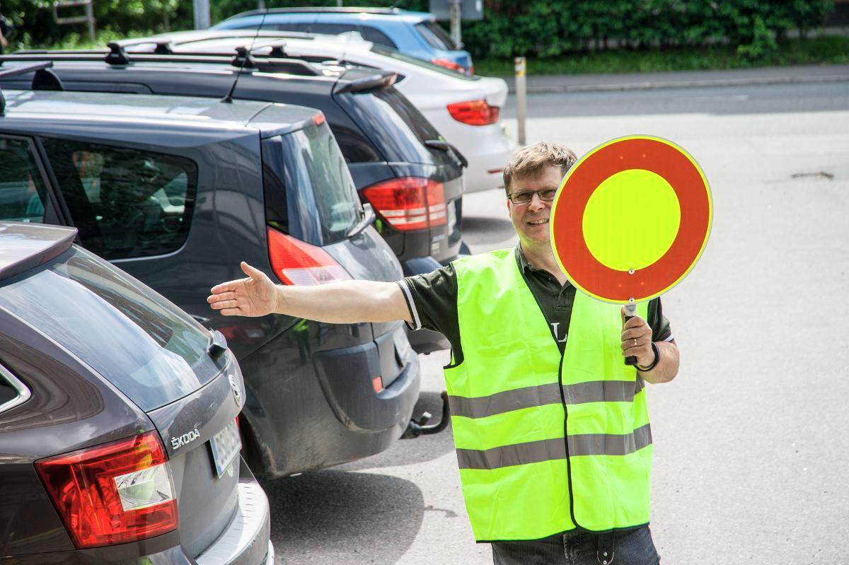 Herättäjäjuhlilla tarvitaan liikenteenohjaajia. Kuva: Antero Harju