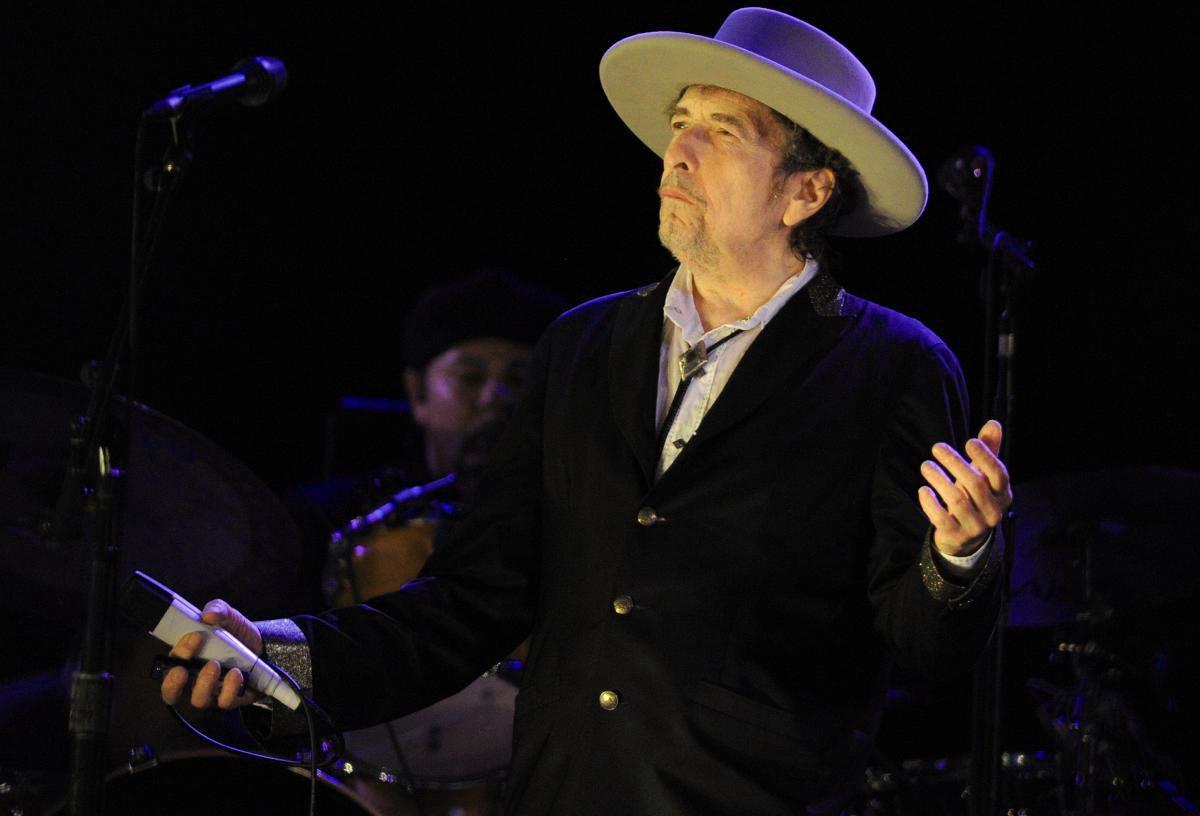 Ihan sama. Bob Dylan on laulanut kuudella eri vuosikymmenellä, aina yhtä tunnistettavasti. Kuva: FRED TANNEAU / Lehtikuva