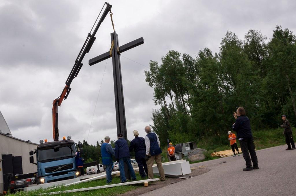 Torstaina juhla-alueelle nousi risti kohtaamispaikan merkiksi.