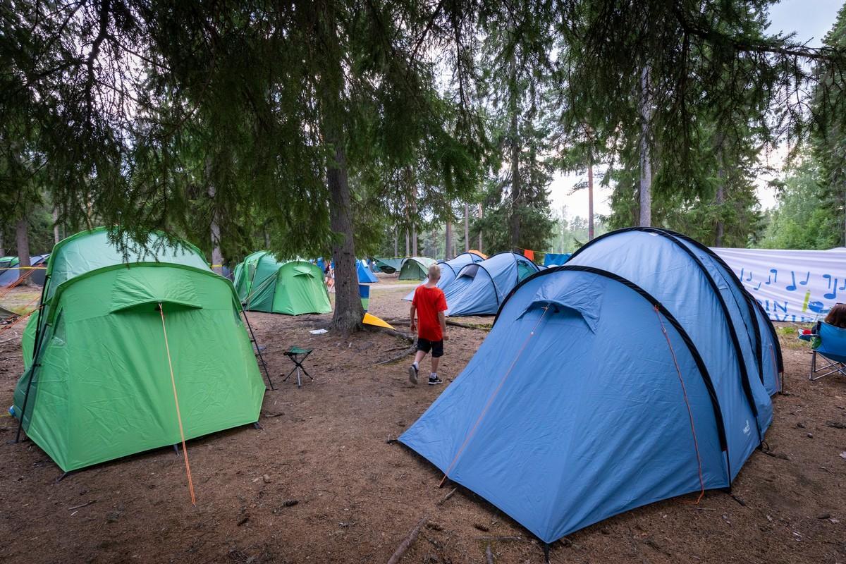 Vantaan seurakuntien telttakylä kohosi ensimmäisenä leiripäivänä nopeasti. Monelle leiriläiselle teltassa nukuttu yö oli elämän ensimmäinen.