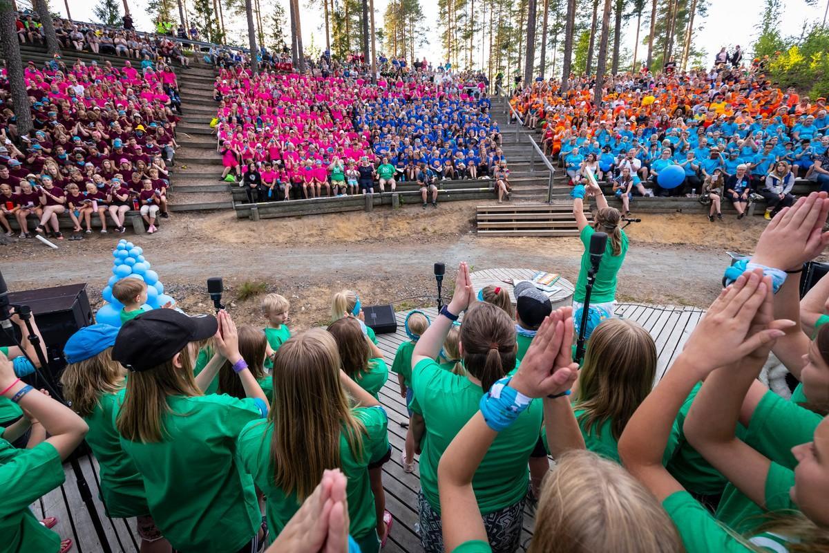 Ensimmäisenä iltana koko leiri kokoontui avajaisiltanuotiolle. Jokaisella telttakylällä oli oma värinsä. Ensimmäisenä päivänä leirille osallistui vajaat 1 700 leiriläistä.