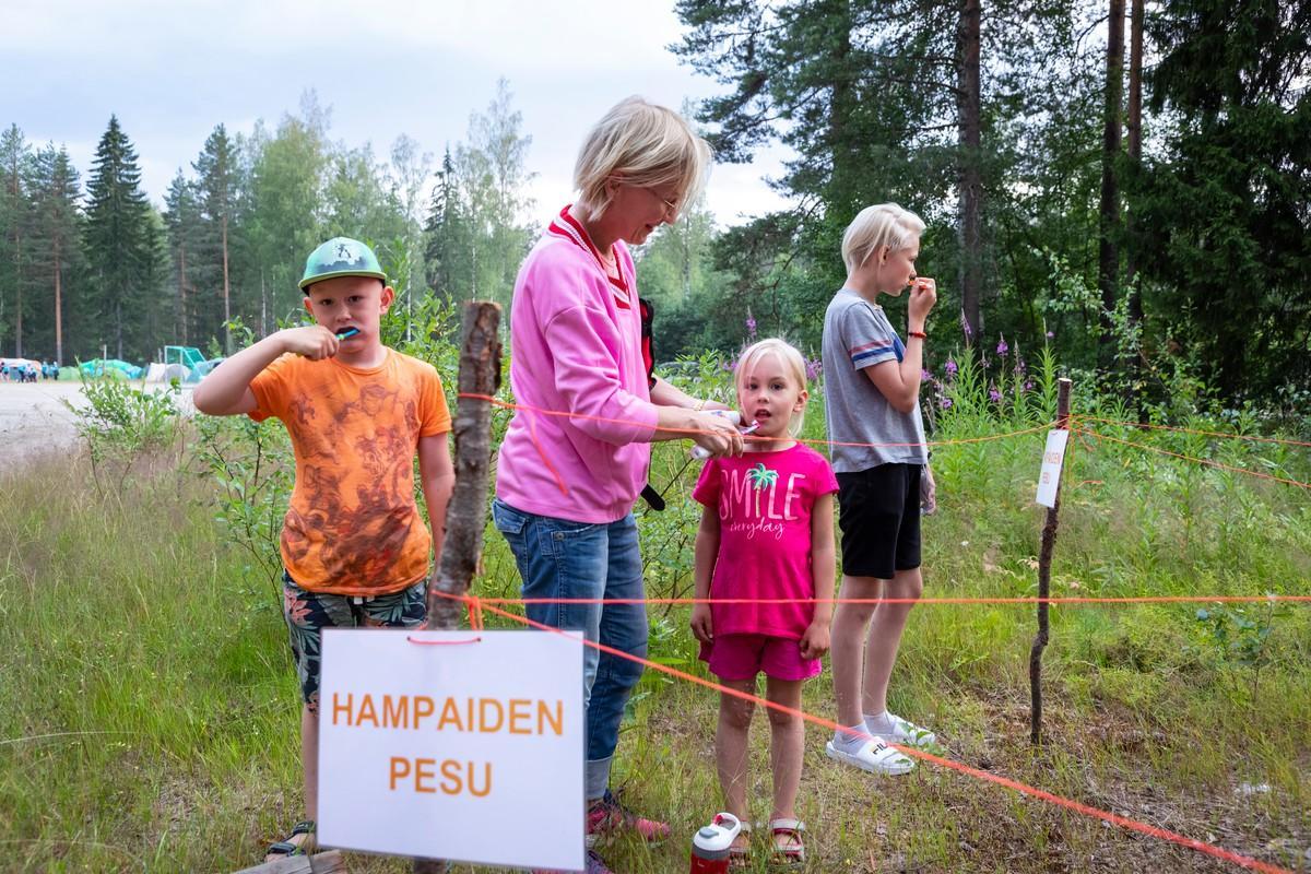 Pisara-leirille voidaan osallistua myös perheen kesken. Helsinkiläinen Mari Kanerva on hammaspesulla lapsiensa Remun ja Fridan kanssa. Marin mielestä on hienoa, että leirillä lapset ja aikuiset voivat löytää yhteistä tekemistä ja myös aikuiset voivat välillä leikkiä. Perhe on seuraavana päivänä menossa uimaan. Remu ilmoittaa uivansa jo melkein lujempaa kuin iskä.