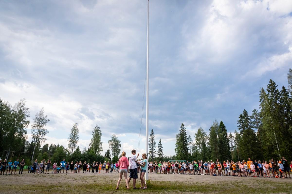 Ensimmäisen päivän lipunnostoon ovat kerääntyneet sekä Purolan alaleiri että Perhelän perheleiri. Lipunnostosta suunnataan päivälliselle syömään risottoa.