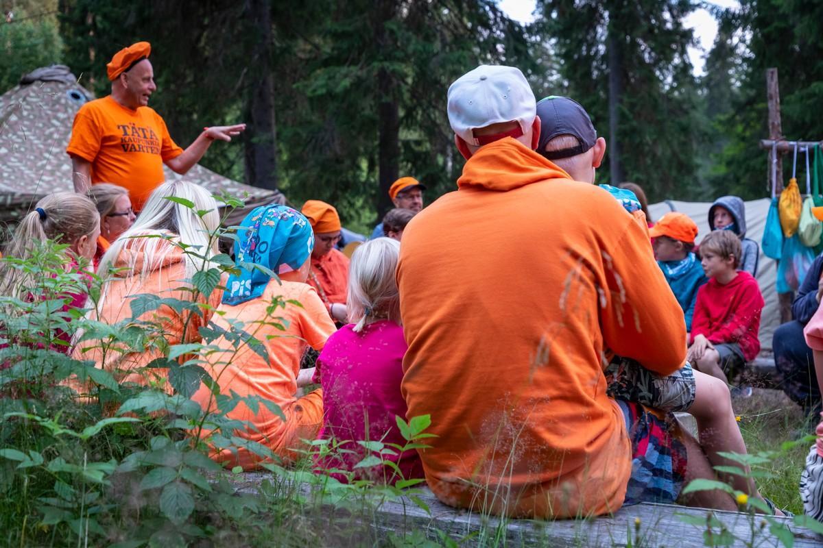 Frida ja Remu Kanerva osallistuivat isänsä Ile Kanervan (oik.) kanssa Itä-Helsingin seurakuntien iltahartauteen, jossa kysyttiin päivän kohokohtia. Vastauksissa nousivat esiin muun muassa pehmomiekkailu, iltanuotion Jakke-jääkahu, helmien keräily, telttojen pystyttäminen ja uusiin ihmisiin tutustuminen.