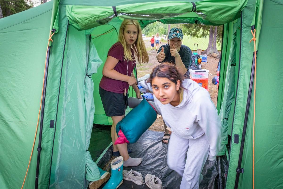 Vantaalaiset tytöt saivat telttansa nopeasti pystyyn ensimmäisenä leiripäivänä. Kuvassa telttaansa esittelevät Nacho, Nina ja Nemo-Emil.