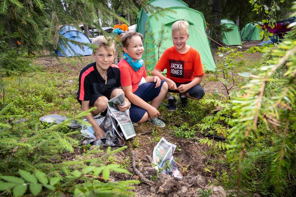 Vantaalaiset pojat rakensivat heti leirille tullessaan 