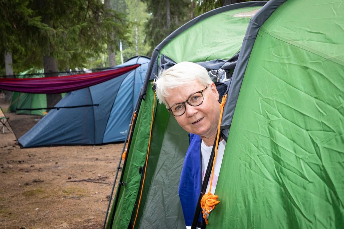 Leirinjohtaja Eija Kallinen kurkistaa teltasta. Hänen mielestään parasta on nähdä, miten leiri alkaa rakentua.
