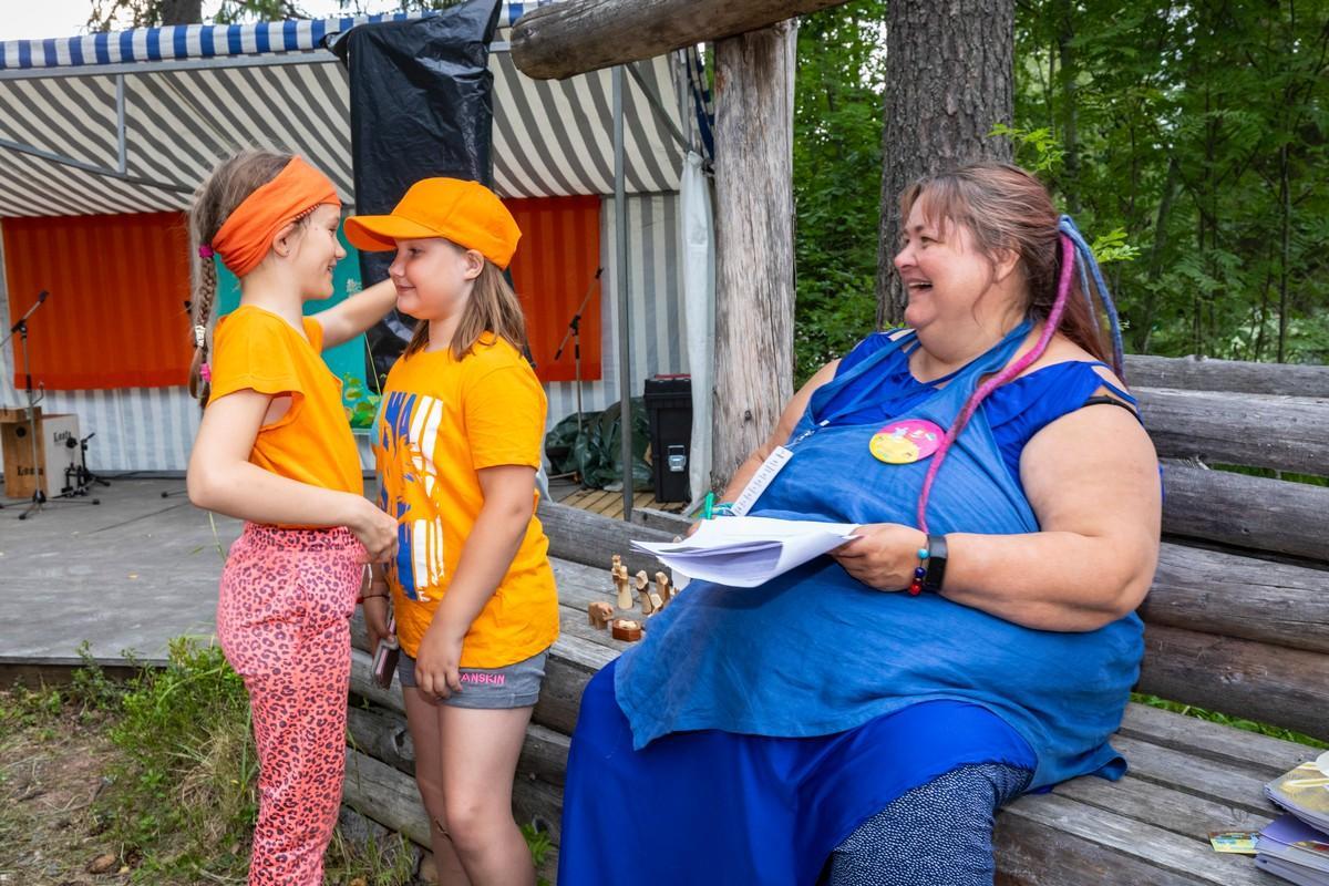 Helsinkiläiset Mirja ja Josefiina ovat lupautuneet auttamaan perjantaina järjestettävässä jumalanpalveluksessa. He ovat jo kokeneita leiriläisiä, sillä molemmat ovat partiossa. Hartaudessa he uskovat pääsevänsä 