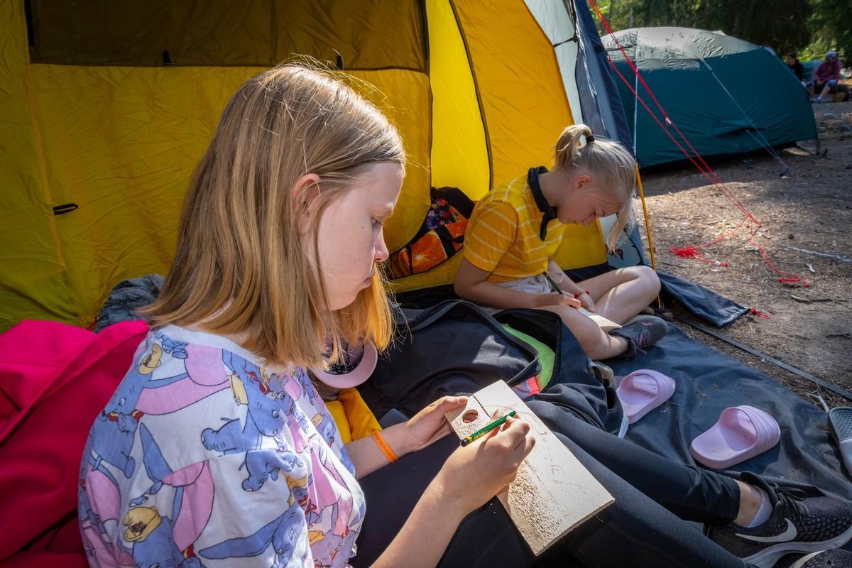 Espoolaisten raamattutyöskentelyssä piirrettiin ja väritettiin päreitä, joita tarvittiin televisioitavassa jumalanpalveluksessa lauantaina. Espoolaisilla Kiialla ja Sonjalla ei ole kokemusta kalastamisesta, mutta kalojen piirtäminen on heistä kivaa. Tytöt pohtivat, käyttäisivätkö kaloihin lempivärejään: Sonja punaista ja oranssia ja Kiia vaaleansinistä.