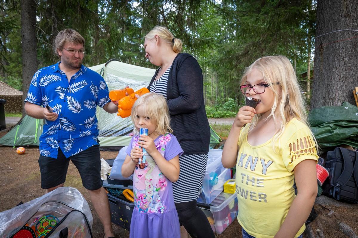 Helsinkiläinen Mika Koivisto on ollut itse leiriläisenä noin kymmenen vuotta sitten. Nyt Partaharjulla ovat mukana myös vaimo Pinja sekä tyttäret Evelia ja Aada. Mika odottaa leiriltä vähintään yhtä hyvää yhteishenkeä kuin hänen nuoruudessaan oli. Aada-tytär haluaa nukkua teltassa.