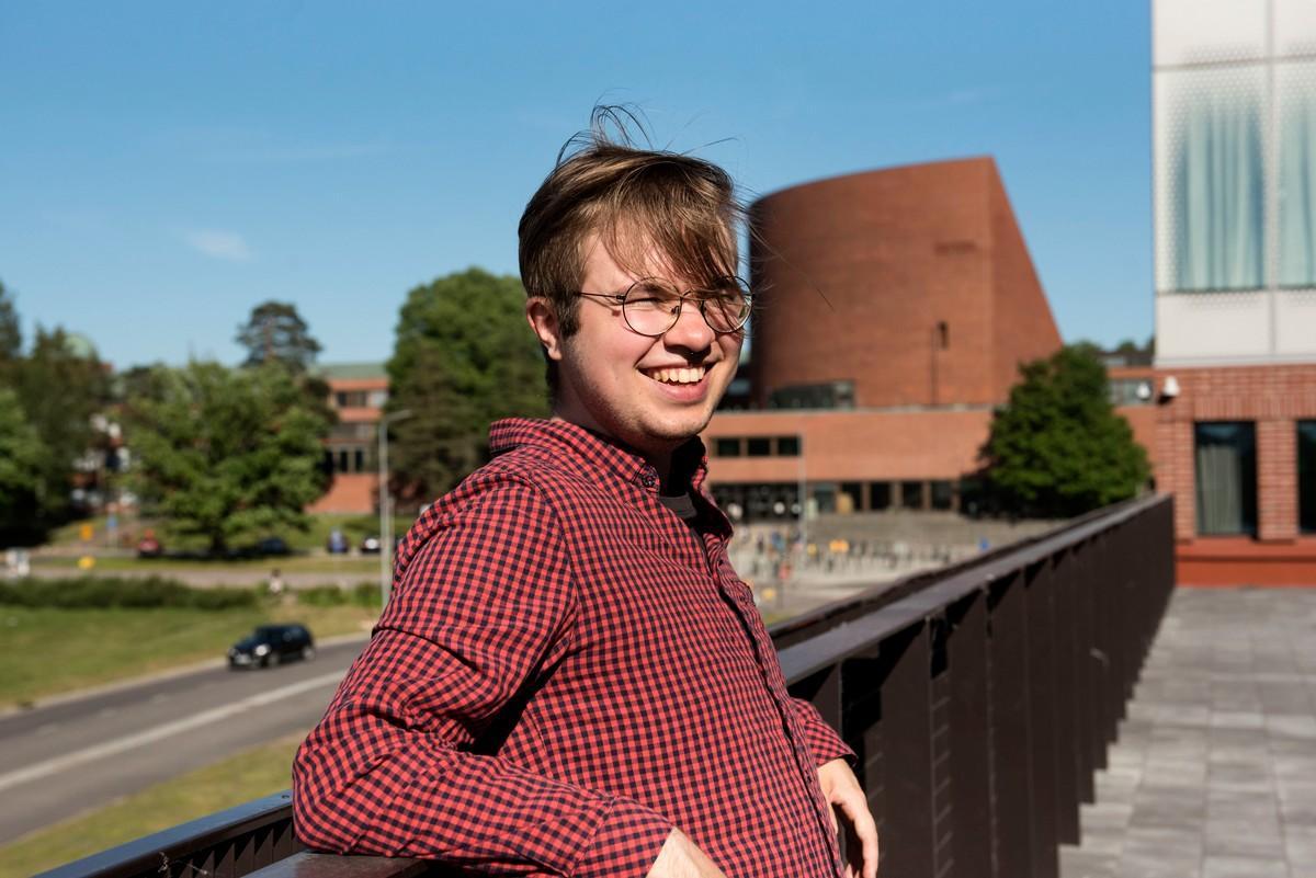 Sukupuolivähemmistöön kuuluvien nuorten leirin vertaisohjaajana toimineen Miska Kulmalan mukaan kaikilla ei välttämättä ole yhtään läheistä, joka auttaisi. Hän iloitsee yhteisöstä, johon mahtuu paljon erilaisia ihmisiä ja jossa on turvallista puhua isoista ja vaikeista asioista.