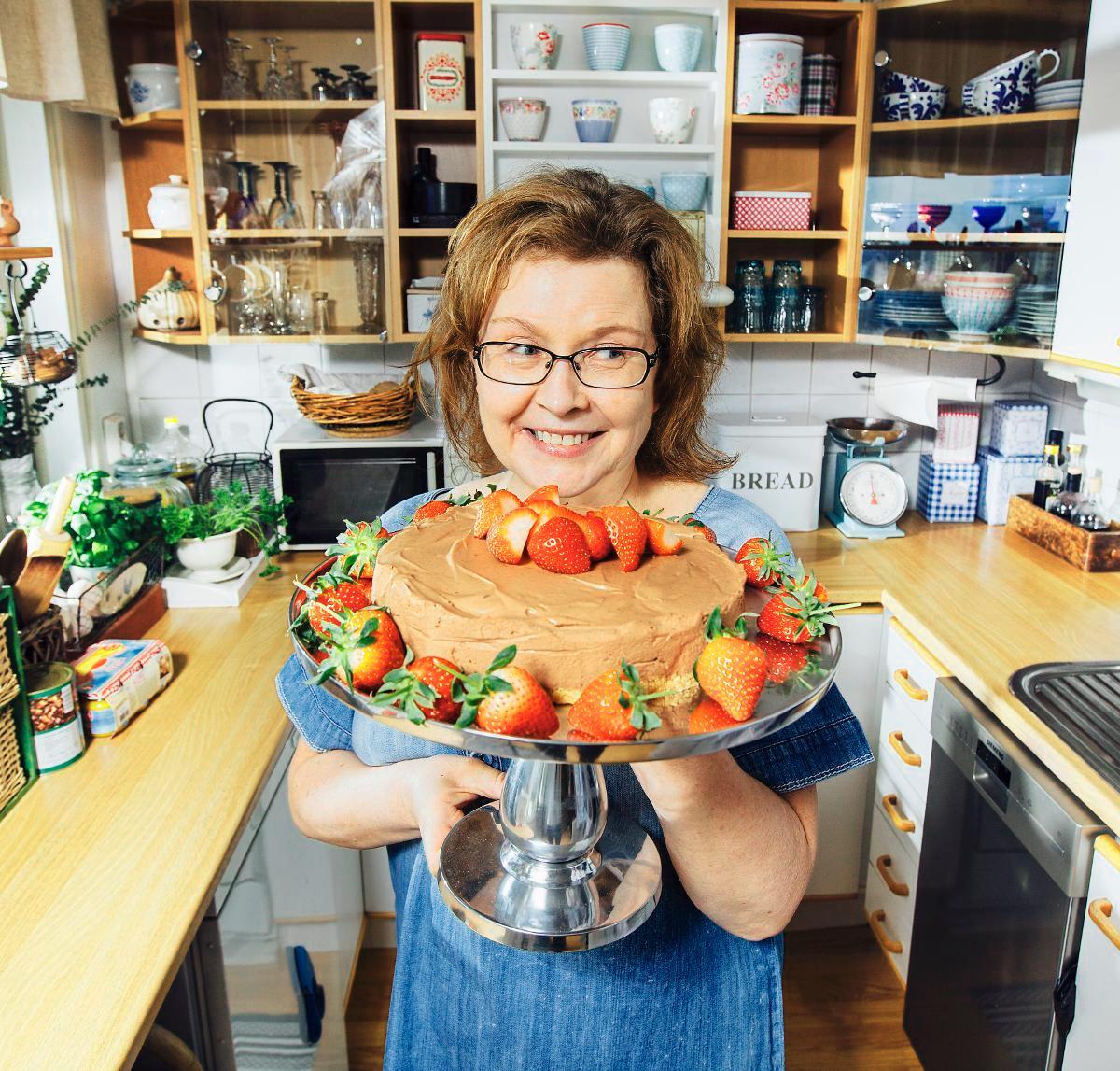 Jaana Koikkalainen leipoo keittiössään upeita tilauskakkuja, mutta teemakakut eivät ole hänen juttunsa. Kuva: Jani Laukkanen