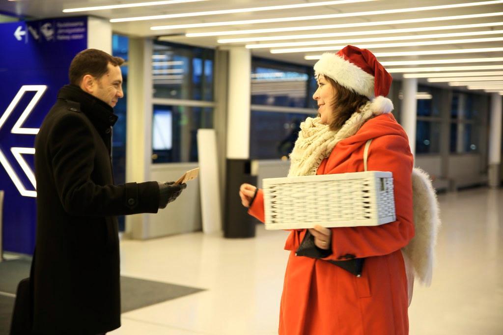 lentoasemalla piparkakkuja jaettiin aamuvarhaisesta alkaen. Kuvassa Katri Korolainen.