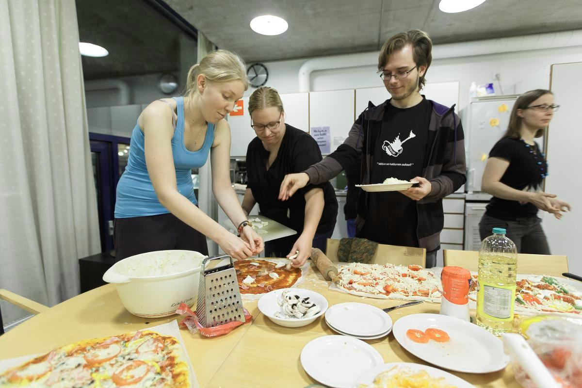 Yhdessä. Vilja Kauntola, Annukka Saaristo ja Aapo Malkamäki tekivät pizzaa Nuorten aikuisten kirkkoyö -tapahtumassa Tapiolassa syksyllä 2014. Taustalla Henna Sadonkorpi. Kuva: Patrik Lindström