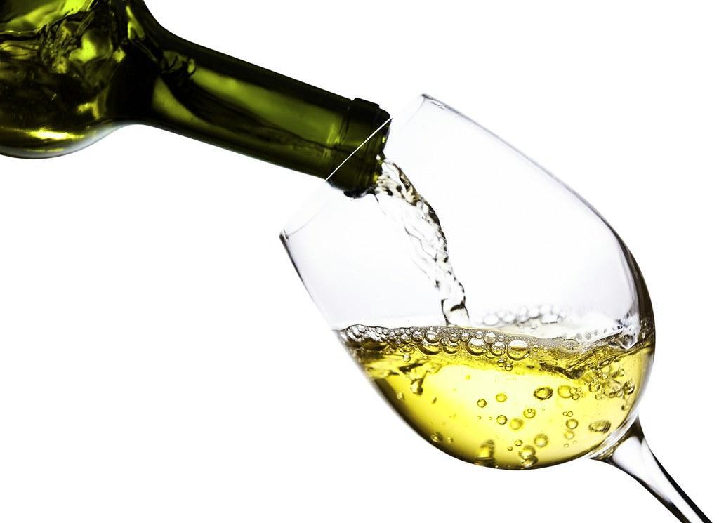 Liian kallis viini sai kalifornialaismiehet kokeilemaan synteettisen viinin valmistusta. Siinä on 85 prosenttia vettä ja 13 prosenttia etanolia. Kuva: ThinkStock