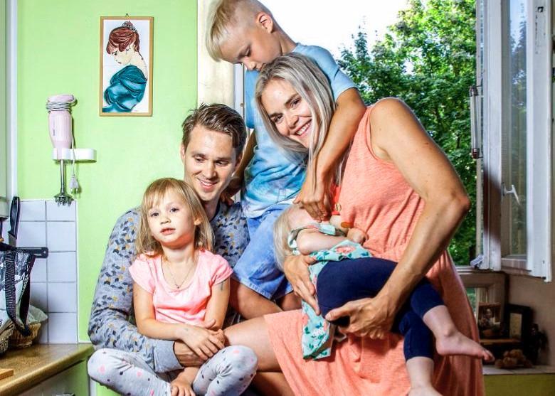 Marja Kihlströmille tärkeintä on perhe. Hoitovapaalla oleva Kihlstöm imettää yksivuotiasta Eddaa. Perheeseen kuuluvat myös puoliso Matti, nelivuotias Ebba sekä yhdeksänvuotias Dani.