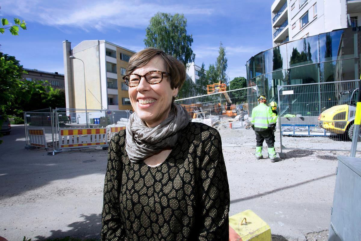 Lauttasaari-seuran jäsen Riitta Elf on seurannut tarkkaan länsimetron suunnittelua ja rakentamista. Kuva: Liisa Huima