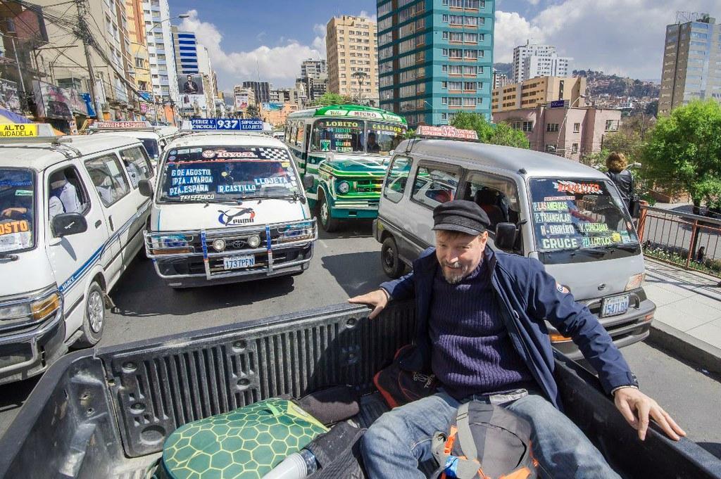 Bolivian pääkaupungissa La Pazissa muusikko Pauli Hanhiniemen matka taittui välillä auton lavalla.