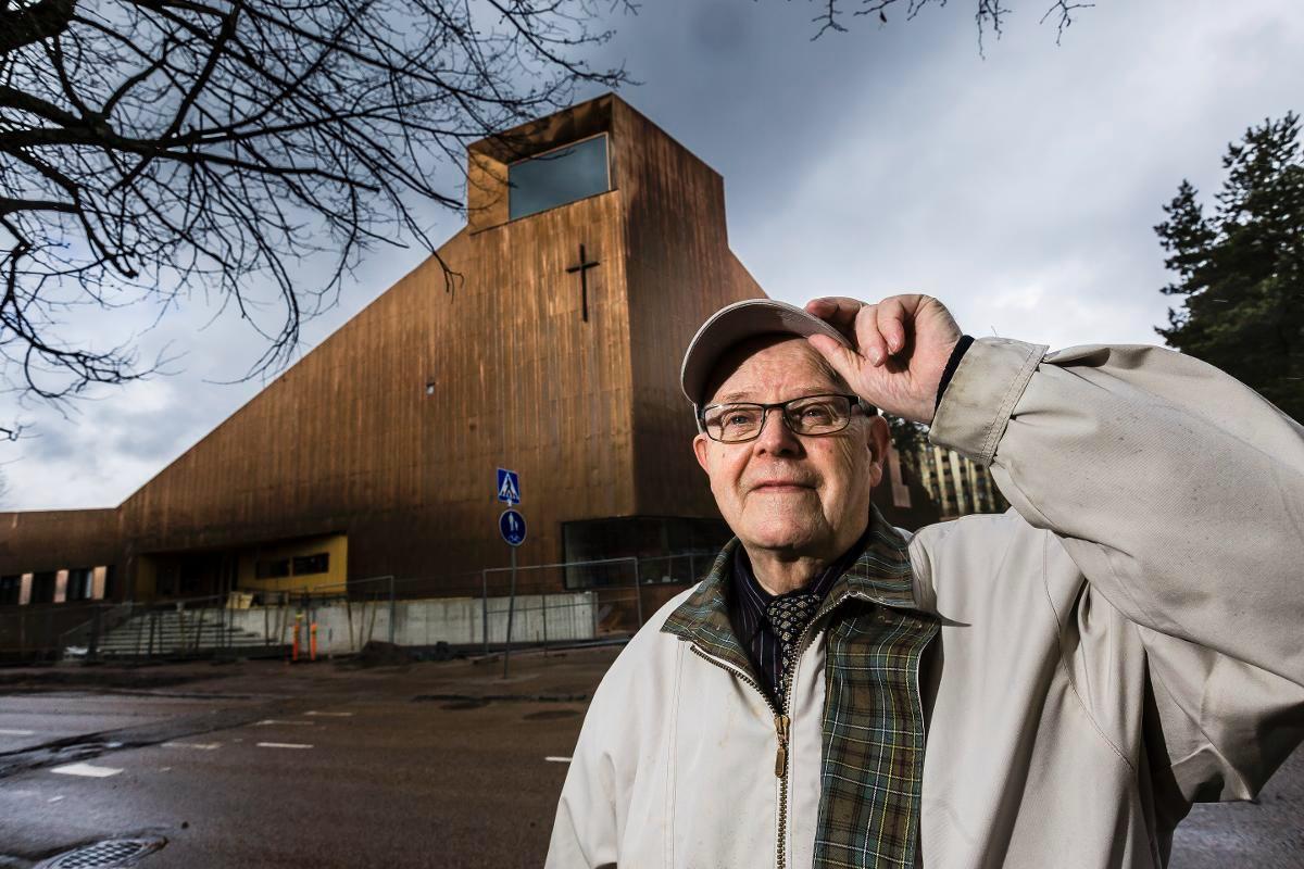 Espoossa asuva Valto Meriläinen iloitsee kotinsa naapuriin valmistuvasta Suvelan uudesta kappelista. Kuva: Jukka Granstrom