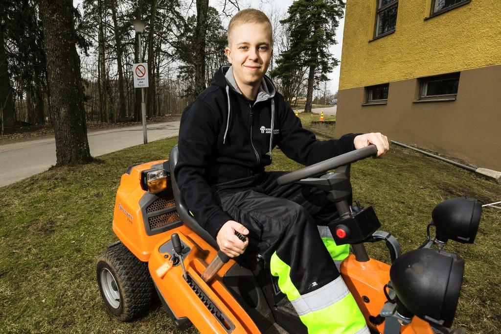 Joel Ylivuori on valmistumassa kiinteistönhoitajaksi. Toiveissa kuitenkin siintää opiskelu sosionomiksi. Kuva: Jukka Granström