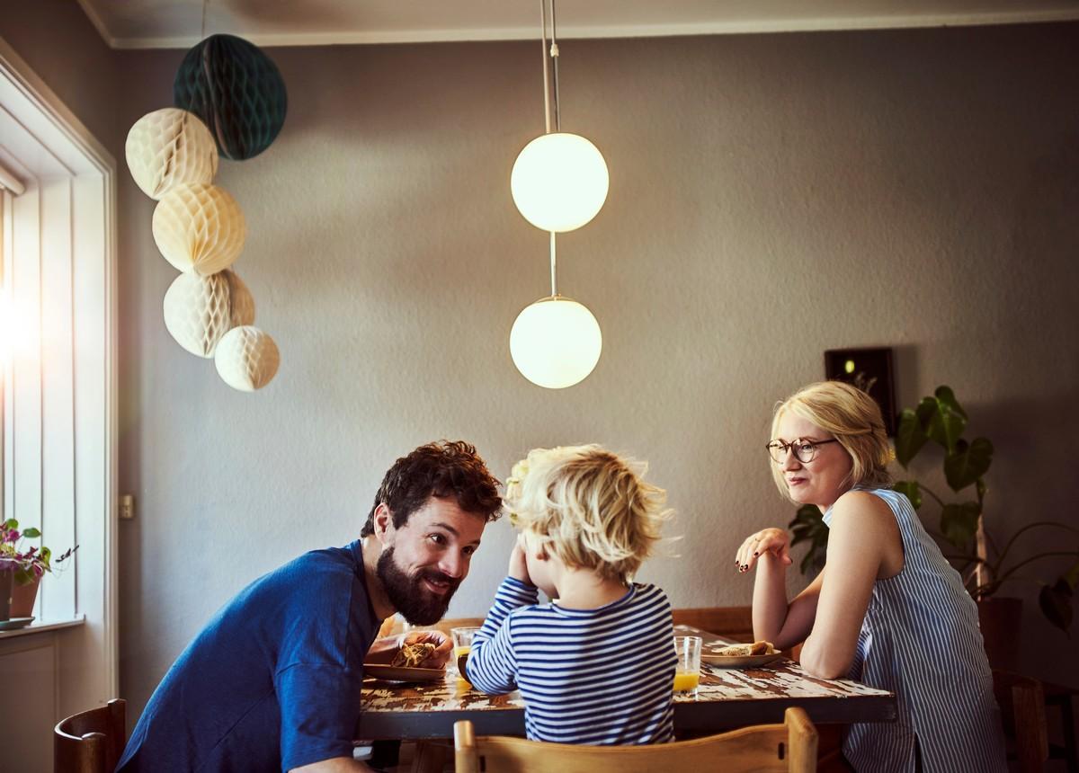 Perhesijoituksessa lapsi voi tiurvallisesti kiintyä häntä hoitaviin sijaisvanhempiin. Sekä sijaisvanhemmista että lyhytaikaisemmin lasta hoitavista vastaanottoperheistä on pääkaupunkiseudulla pulaa.