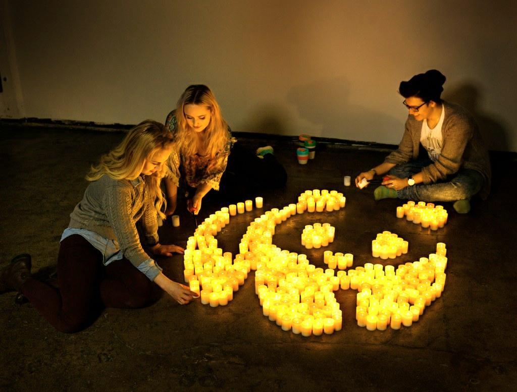 Earth Hour on Maailman luonnonsäätiön, WWF:n, ilmastokampanja, jolloin sammutetaan valot tunniksi ja sytytetään vaikkapa kynttilöitä. Tänä vuonna kampanjassa keskitytään ruoan kulutuksen ilmastovaikutuksiin. Kuva: Aki-Pekka Sinikoski / WWF