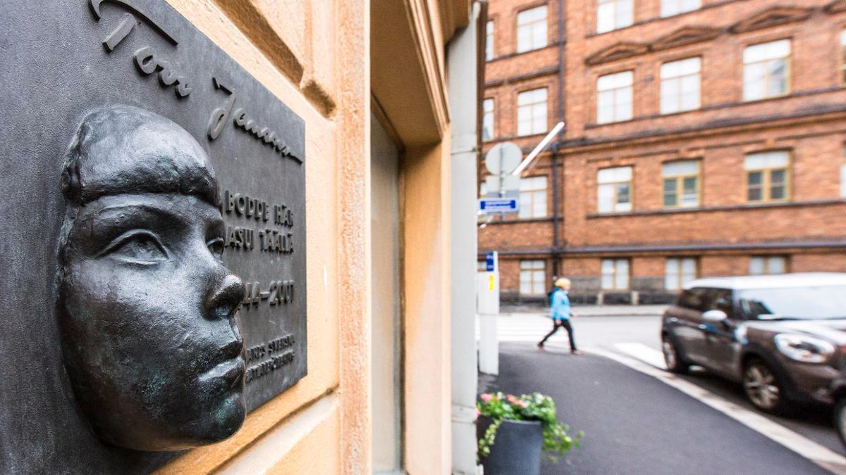 Tove Jansson sai muistolaatan Ullanlinnankatu 1:een, jossa hän asui ja työskenteli vuosikymmenet. Kuva: Esko Jämsä