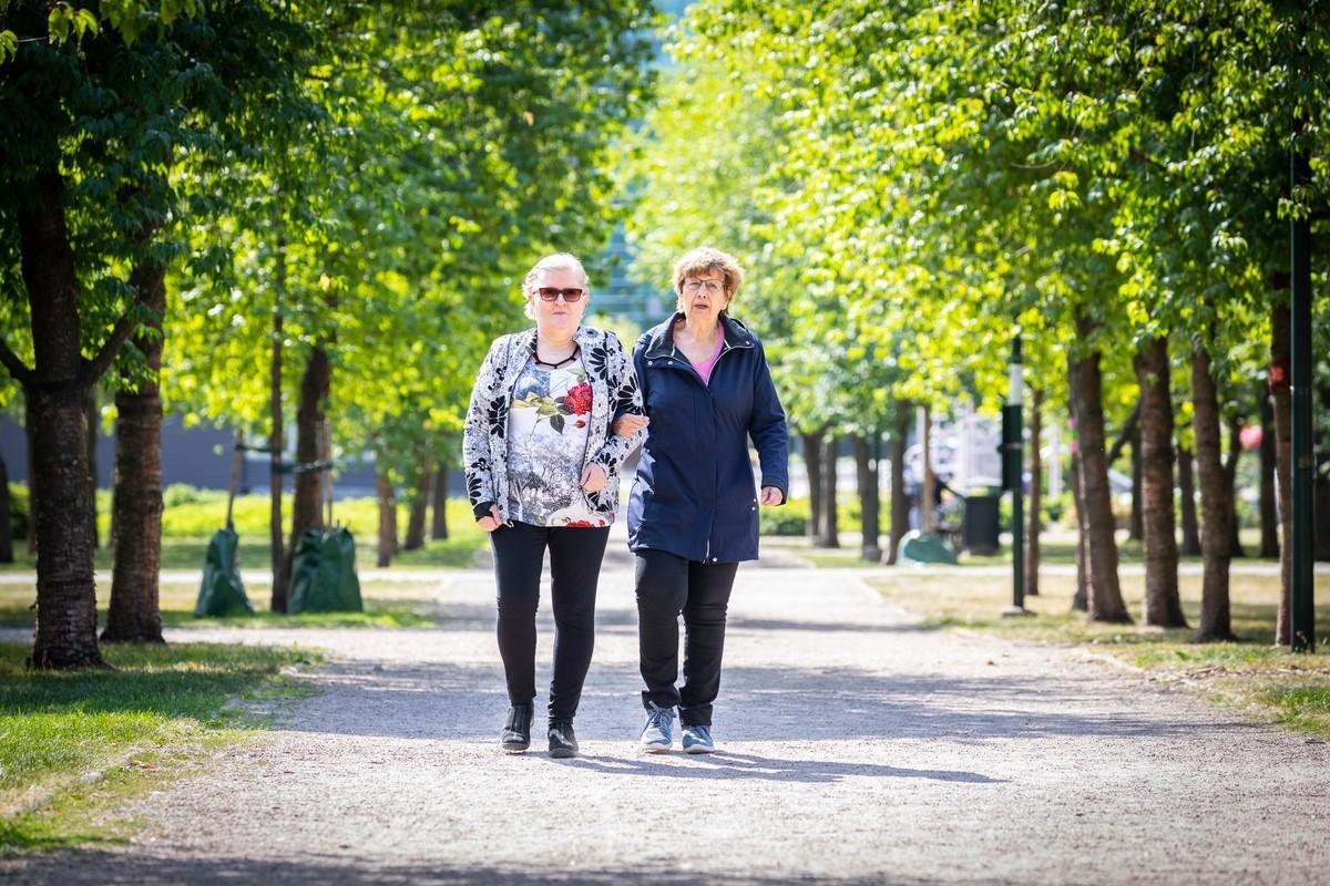 Ulkona liikkuminen on Marjatta Määtälle nyt turvallisempaa, kun saa tukea arkiystävä Soile Lampelalta.