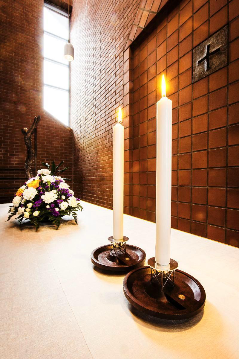 Nämäkin Matteuksenkirkossa palavat kynttilät on siunattu kynttilänpäivänä. Sitä vietetään 31.1. Kuva: Esko Jämsä