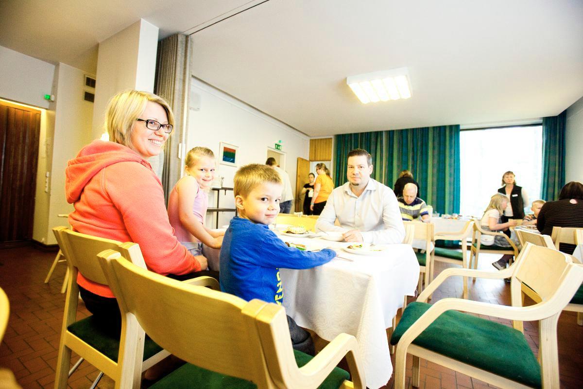 Leinosen perhe nautti lauantaibrunssista Kivistön kirkolla 14.5. Kuva: Sini Pennanen